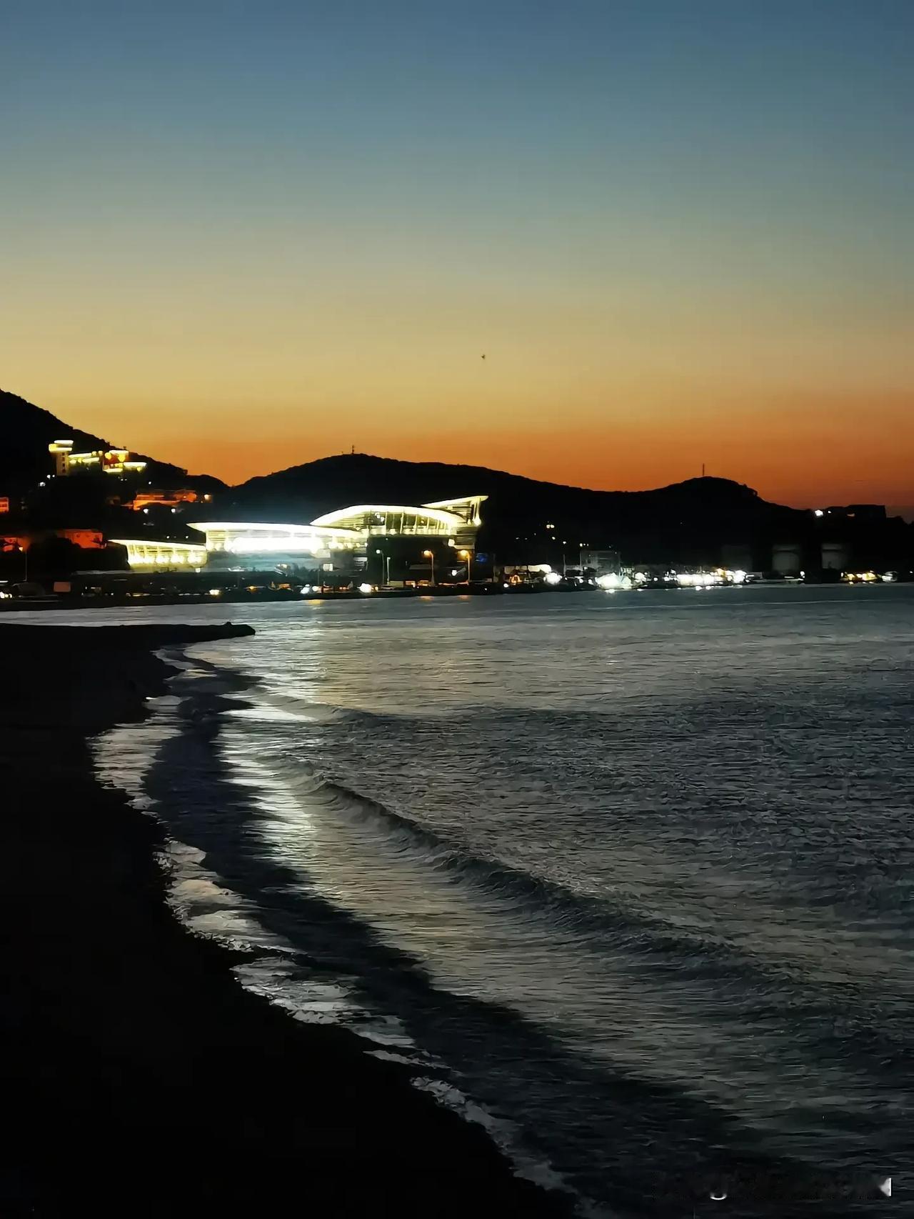 邂逅夏夜海边，解锁葡萄滩的温柔密码～旅行 

夏日的夜晚，还在空调房里百无聊赖？