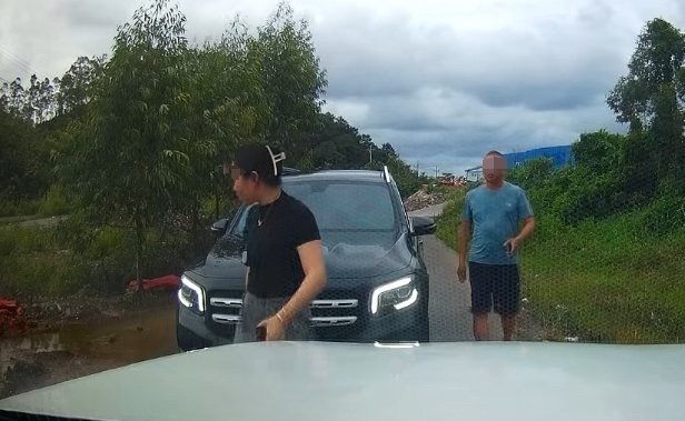 广西奔驰女的特权底气到底哪来的首先得感谢互联网，其次这位被威胁的老哥运气不错，能