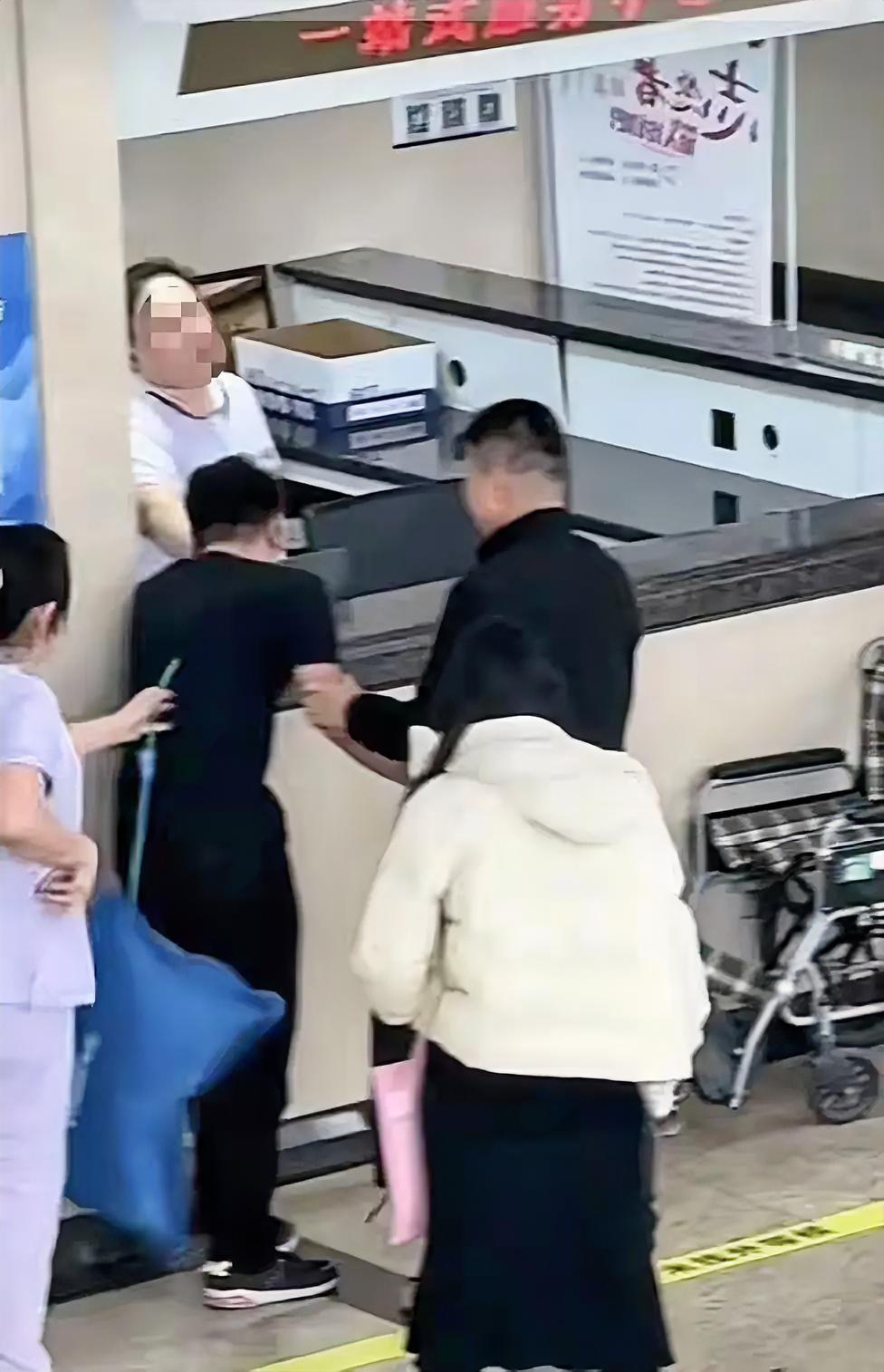 绝对有问题，看他妻子淡定的表现，就明白这里面肯定有问题。

身为妻子，如果丈夫真