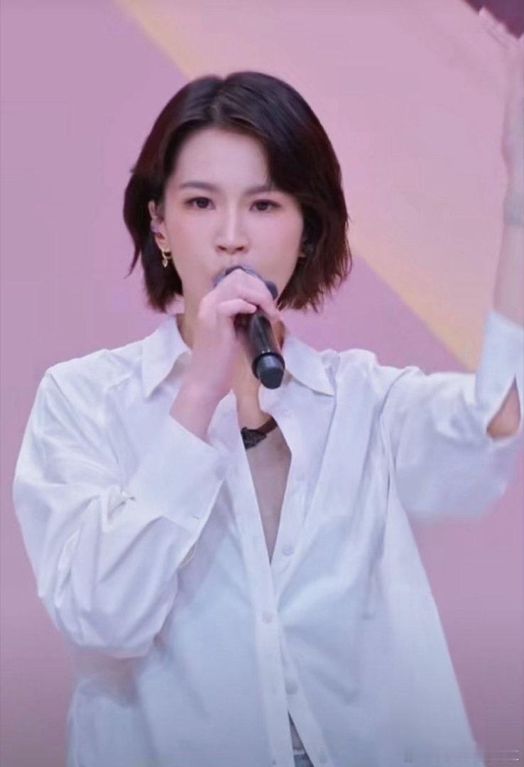 曾沛慈换声线改唱法了曾沛慈话筒谁被《宝莲》里的曾沛慈圈粉了！妥妥换声线改唱法，嗓