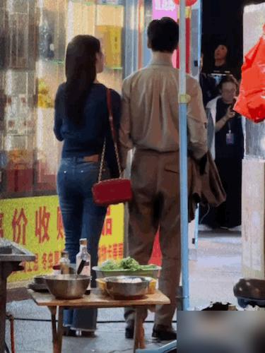 最近刷到粉丝吹向涵之牛仔裤身材的营销。
转头看她2025年的三部剧，反差有点大