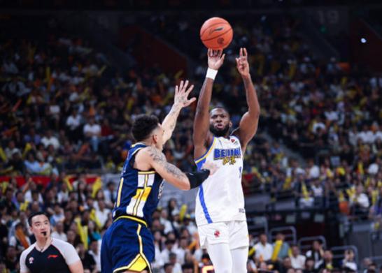 杰曼最后时刻后撤步3分准绝杀广东，赛后翟晓川爆料，杰曼本场比赛是带病比赛的！
