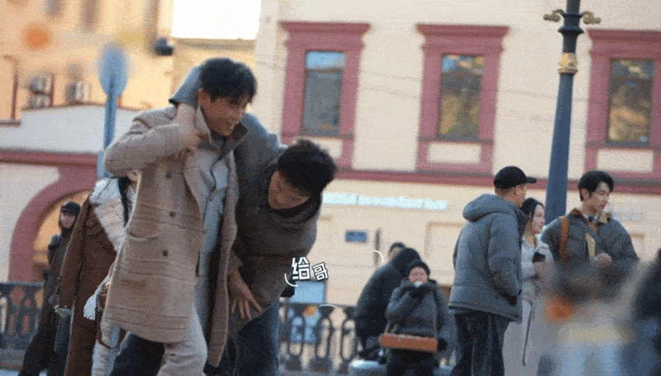 秦昊带着孙杨没苦硬吃 秦昊想法有多唯美，现场状况就有多狼狈，😂孙杨也是懂怎么配