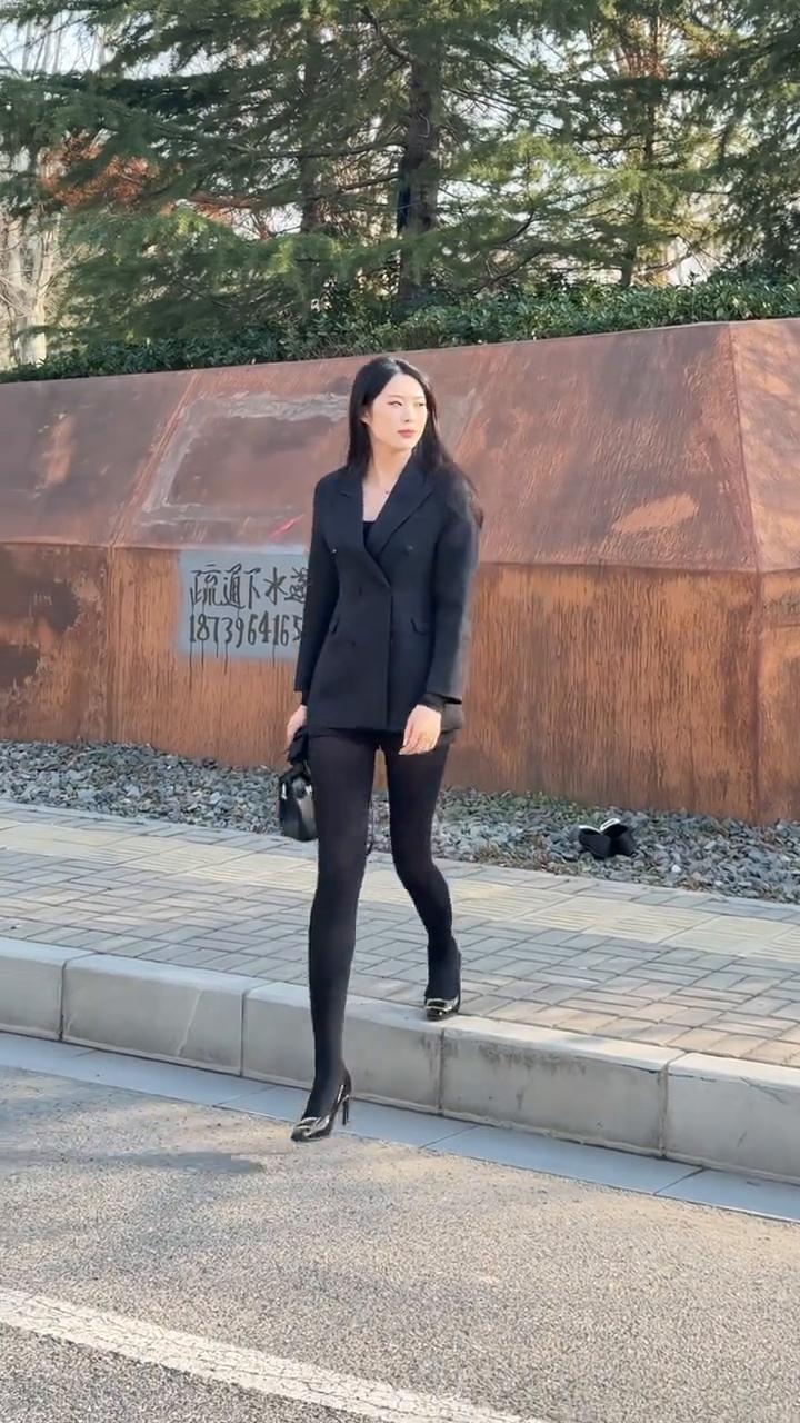 我也不是好色，只是花开的正艳。我不去欣赏，倒显得有些不解风情了。