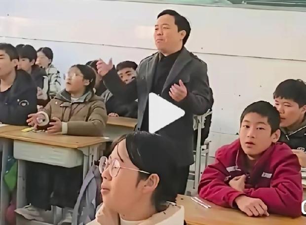 要小心，不要乱培养什么“小刀粉”。“刀粉老师真棒，打破了你的职责教会小刀粉唱我们