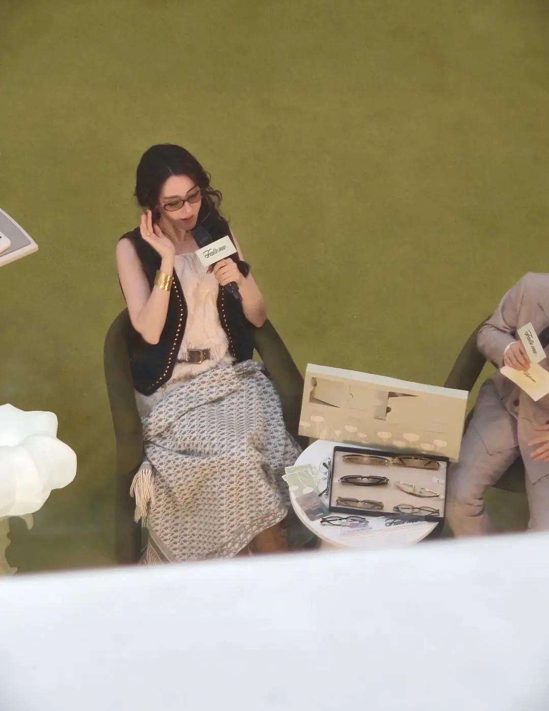 “姐姐，下次我们会离得很近吗？”“会的”迪丽热巴 女明星活动现场 向全世界安利迪