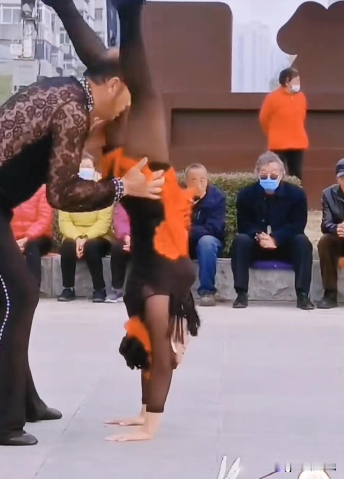 我的铁粉大概有1万人，但是粘合度不是很高，这跟我不垂直有关系。
我做任何事情，都