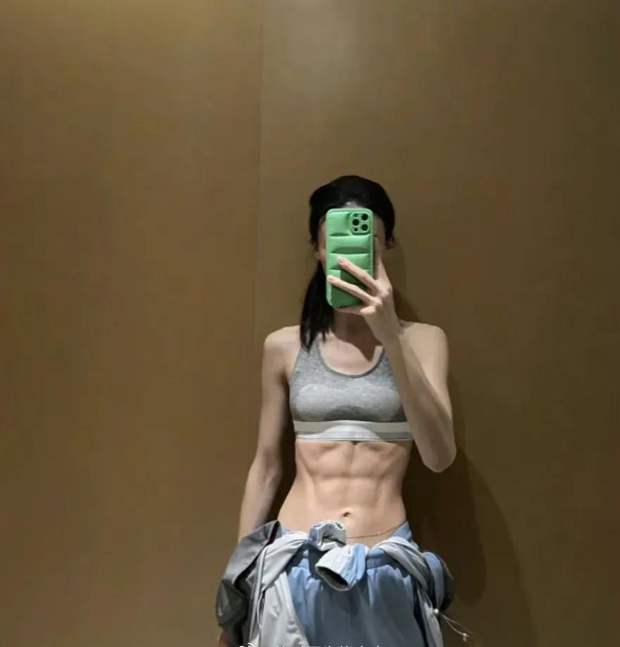 金晨这肌肉，
我感觉可以让王传君跪下！
她可以成为大BOSS，
而不是受害的模特