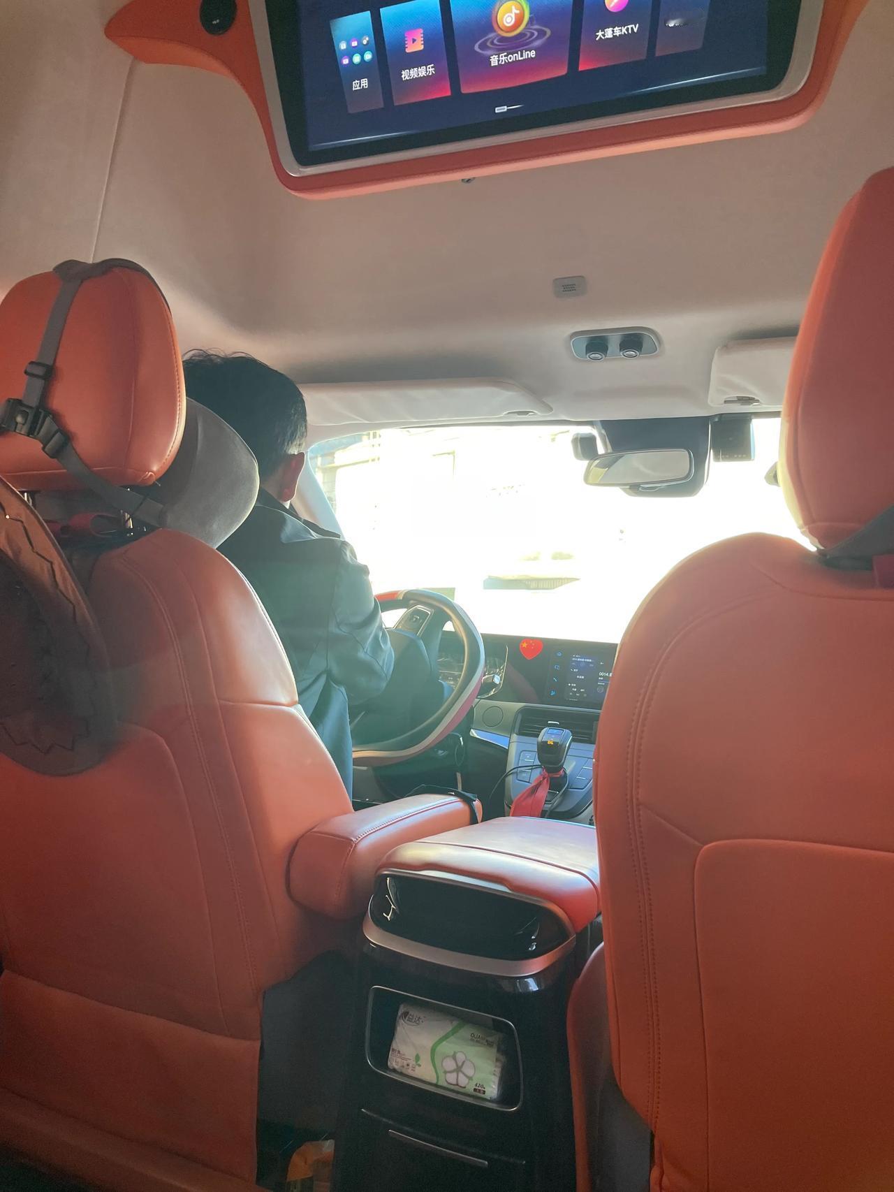 #难忘的新疆旅行# 乌鲁木齐出发，驱车 530公路左右，经天山山脉的干沟、后沟、
