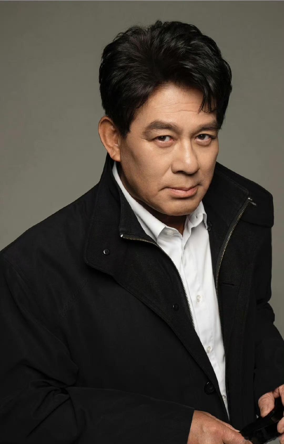 李嘉诚说和朱时茂的合作是里程碑 破站舞台上，当李嘉诚遇见朱时茂，喜剧的火炬悄然传