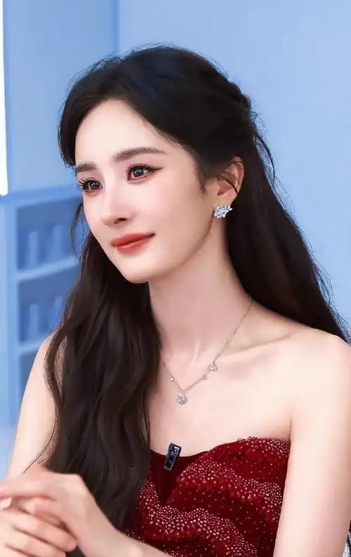 杨幂一句“我今年52”冲上热搜。

7月29日，杨幂工作室发布杨幂夜市奇遇vlo
