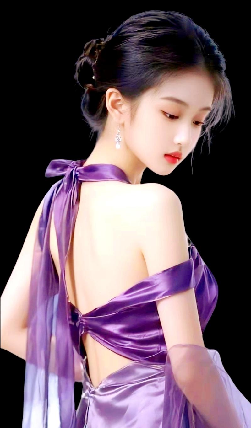 紫色丝缎礼服，优雅迷人，尽显高贵气质女人如何穿出含蓄的性感? 紫色长款礼服 深紫