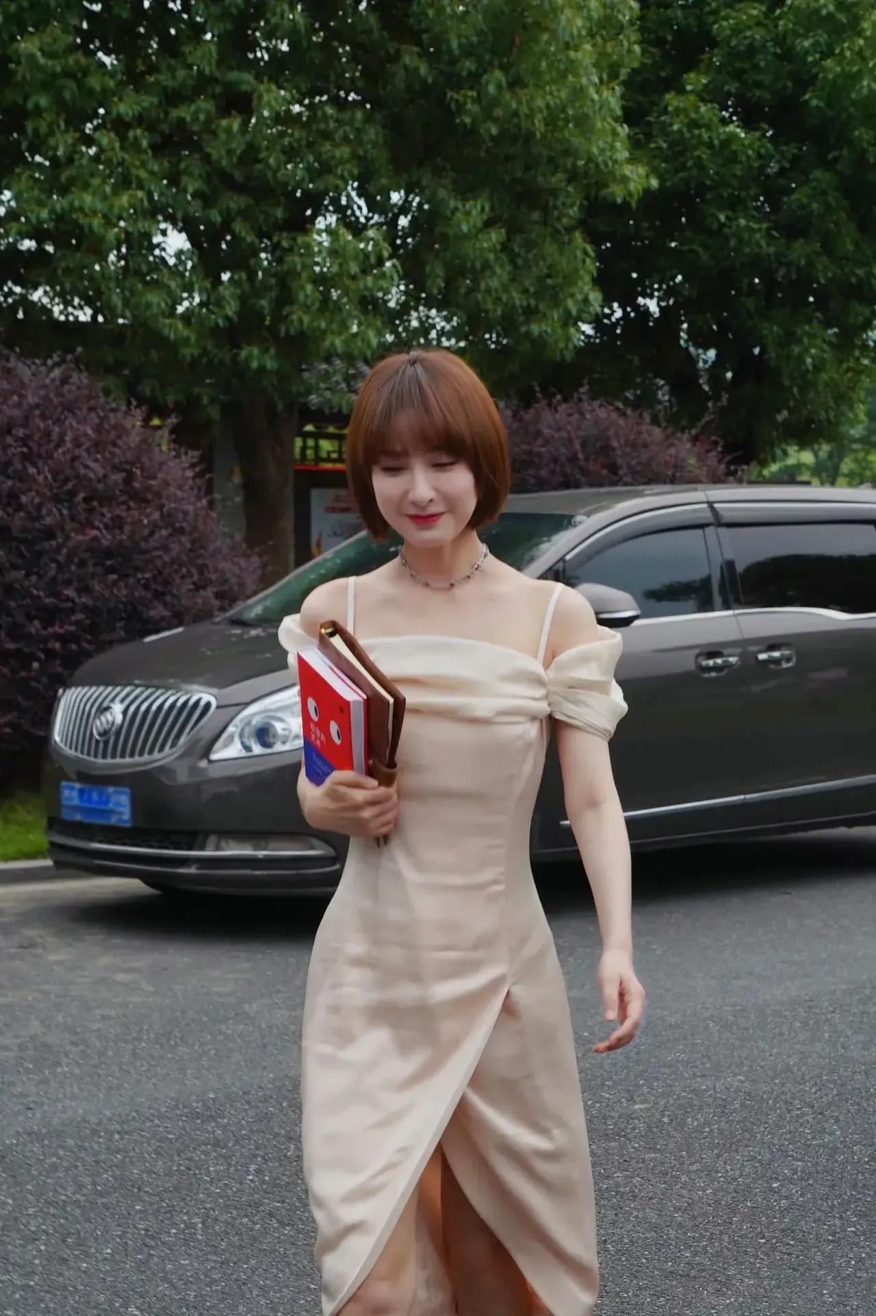 吴昕的近照看起来好乖，波波头和纤细的身材，小粗腿也没了。

看不出来吴昕已经四十