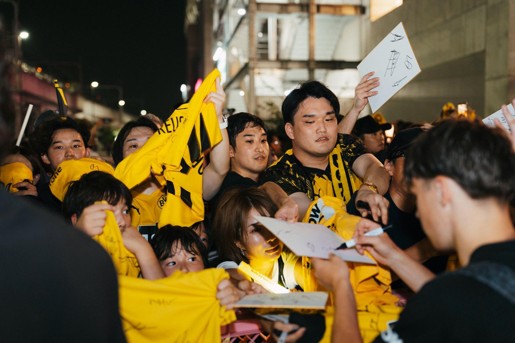 🙌签阿横左手，哦不，右手上！还是两只手都签吧，这辈子阿横不洗手了~多特蒙德 亚