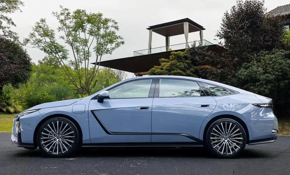 2026年4月，雷克萨斯第八代ES将正式上市，但第七代ES并不会退市，而是以29