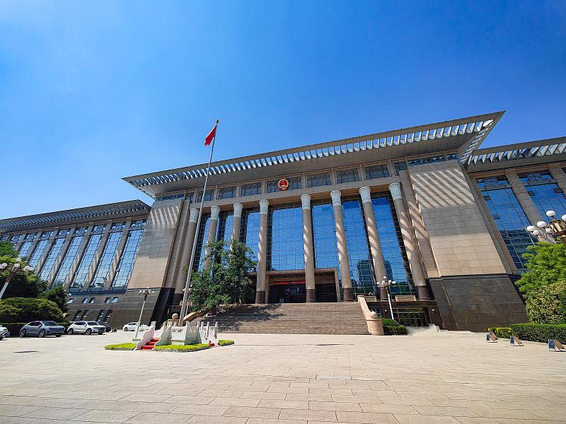 近日，东莞一名女子在父亲离世后，发现总值6亿元的遗产全部由继母继承，她对此无法接