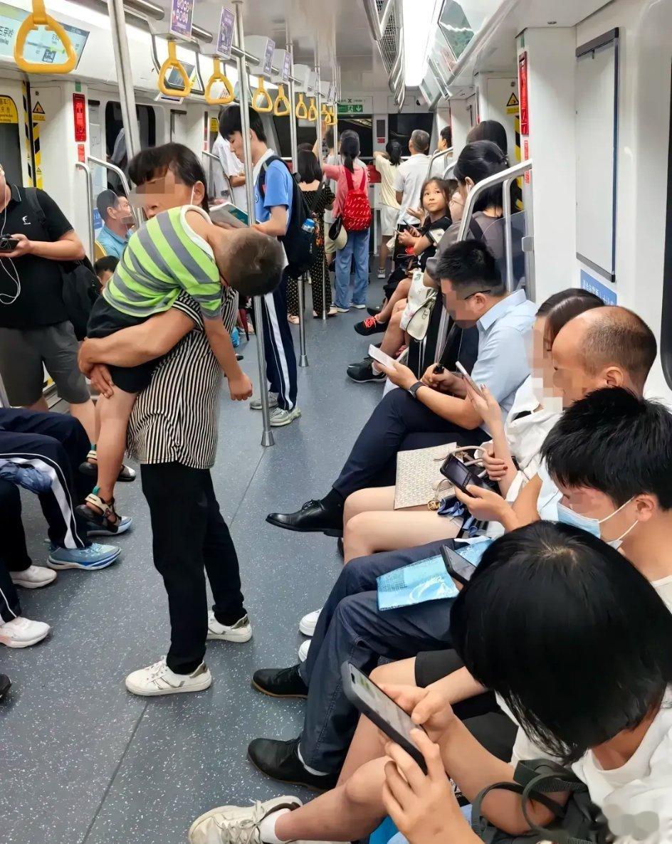 如果是在北京的地铁上，一定会有人给她和孩子让座的！ ​​​