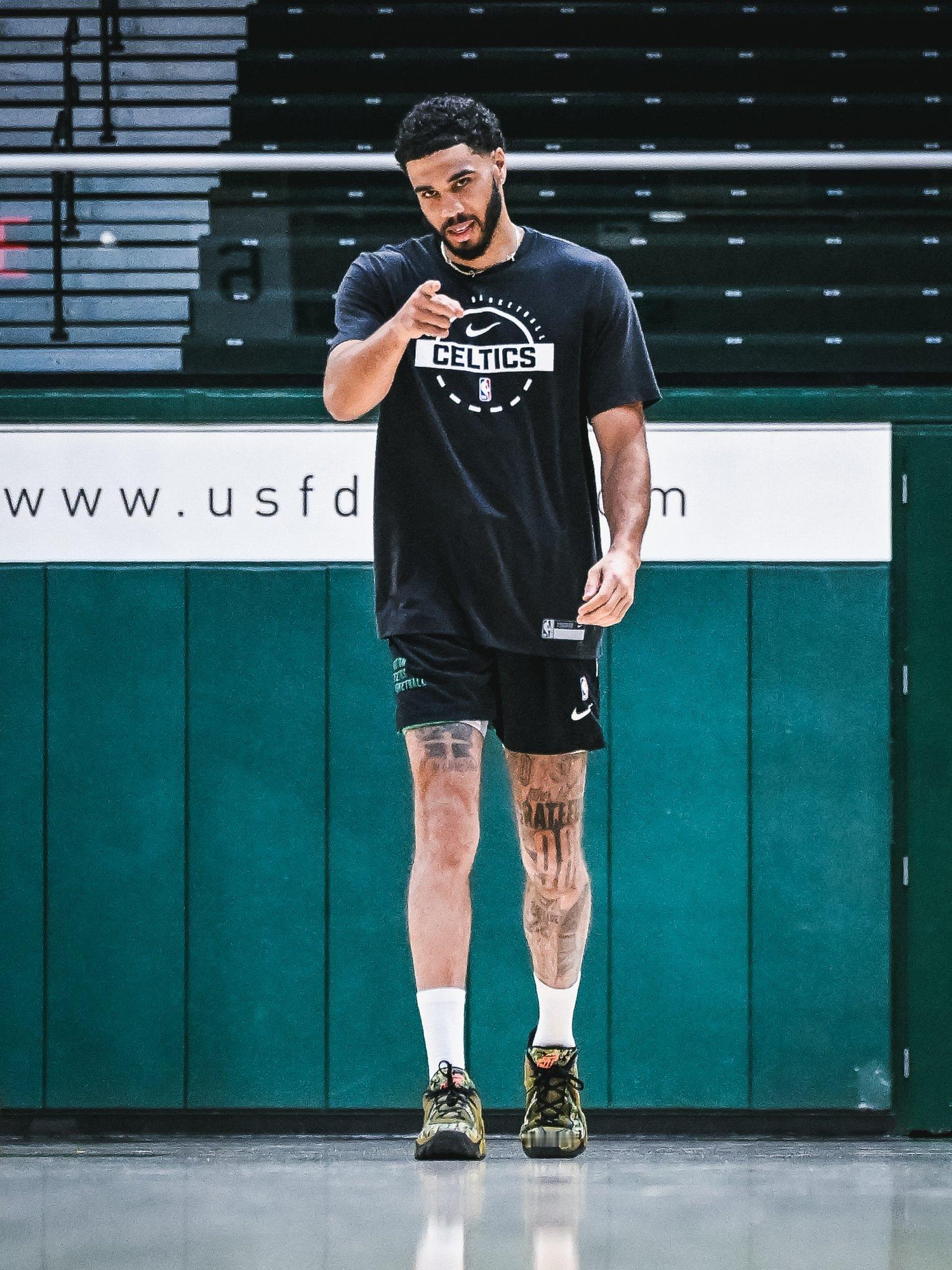 凯尔特人的伤病名单仅有塔图姆一人，其余球员均可出战。 