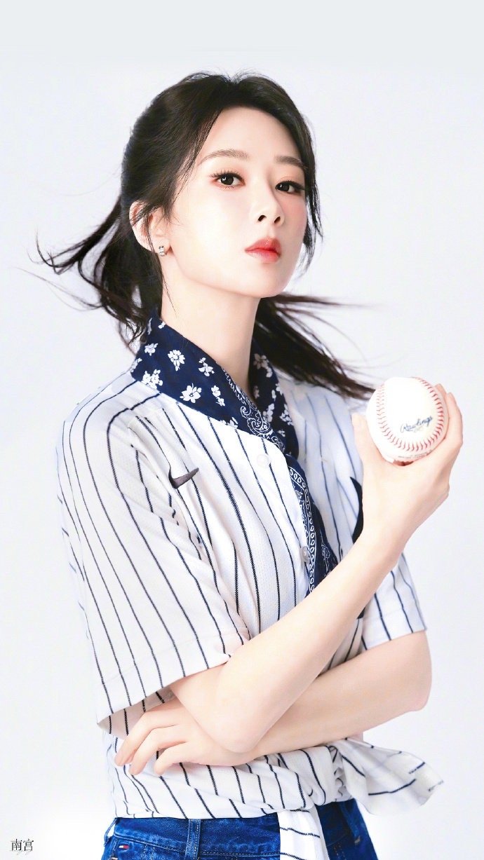 杨紫玉兰花开君再来 💜杨紫董竹君 一生只唱一支歌，褪尽铅华静静地等你来和。 杨