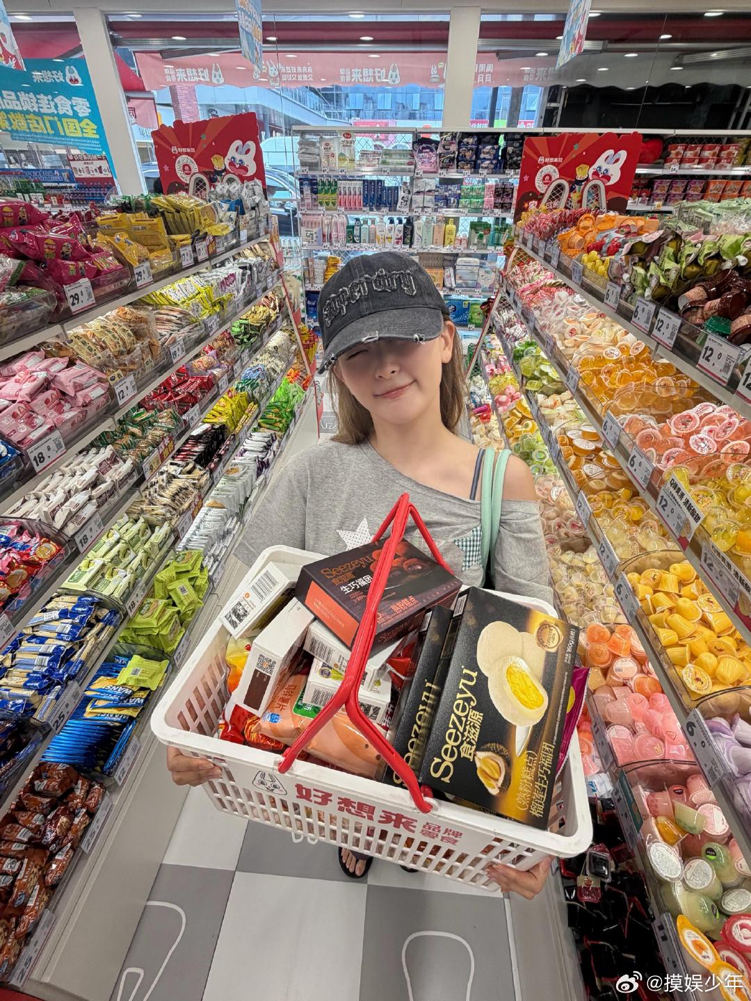 姜涩琪逛中国零食店姜涩琪买中国零食，这画面太有代入感了！就像我们自己逛超市一样，