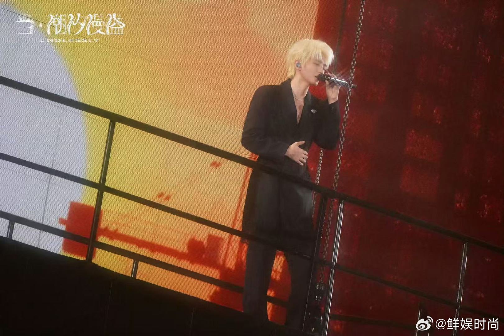王俊凯大战黄子韬王俊凯黄子韬同天开演唱会 王俊凯演唱会退场天才一场隔空的演唱会比