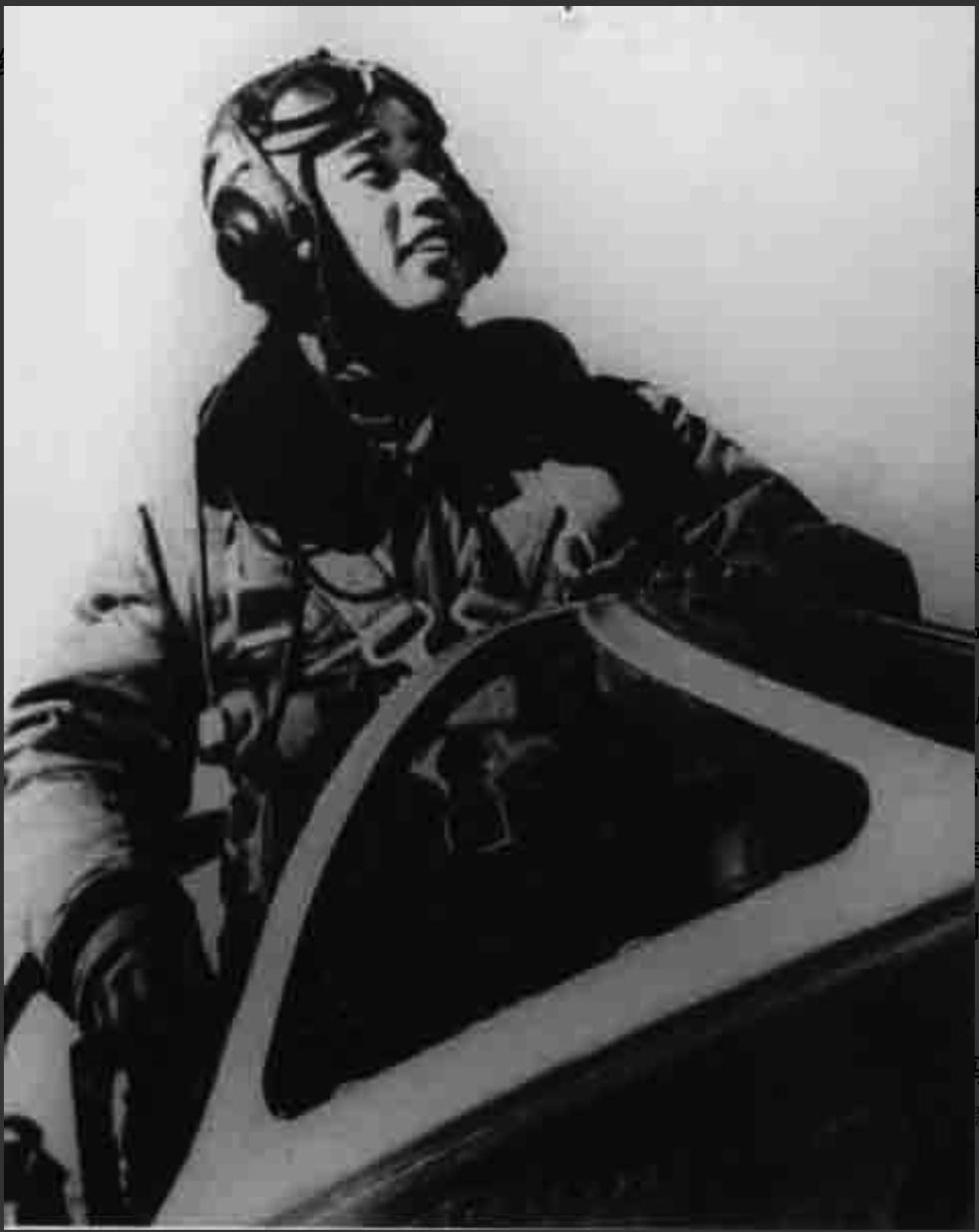 1951年,返航途中，赵宝桐突遇美军机群，他驾机冲入云层，却发现自己落入了重重包