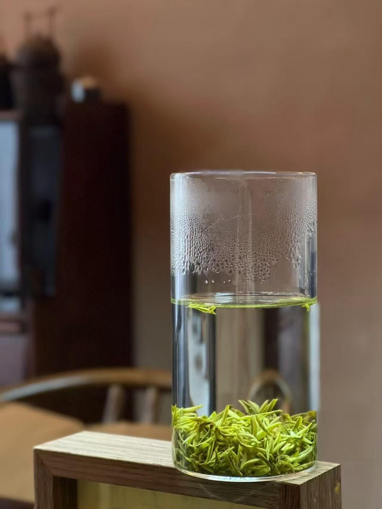 头春茶，就像是茶园开春后的首个“惊喜盲盒”，是开春后第一次采摘的茶叶。通常2 -