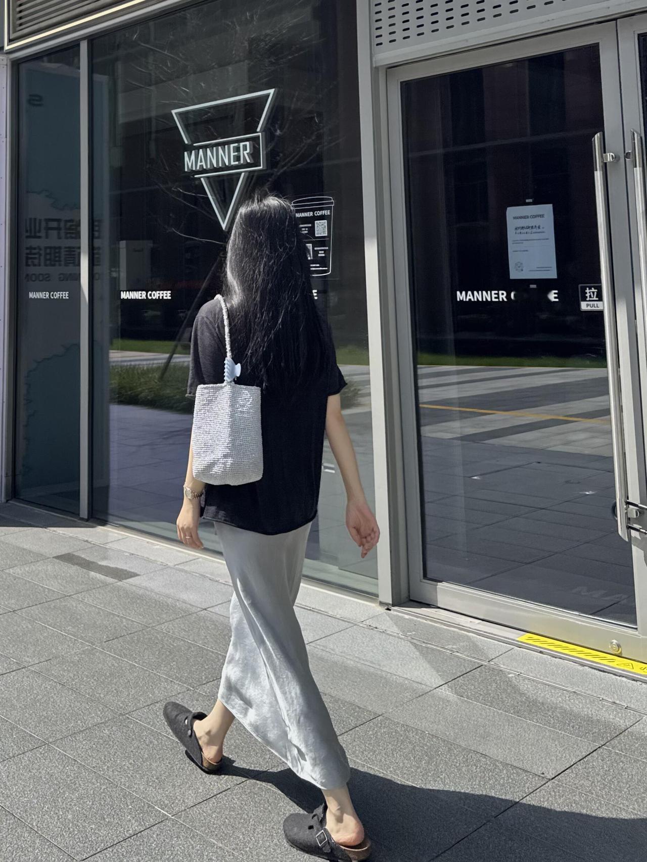 又到了穿缎面裙的季节，这样打扮简约气质超优雅！
松弛感黑T搭配垂坠银灰色缎面长裙