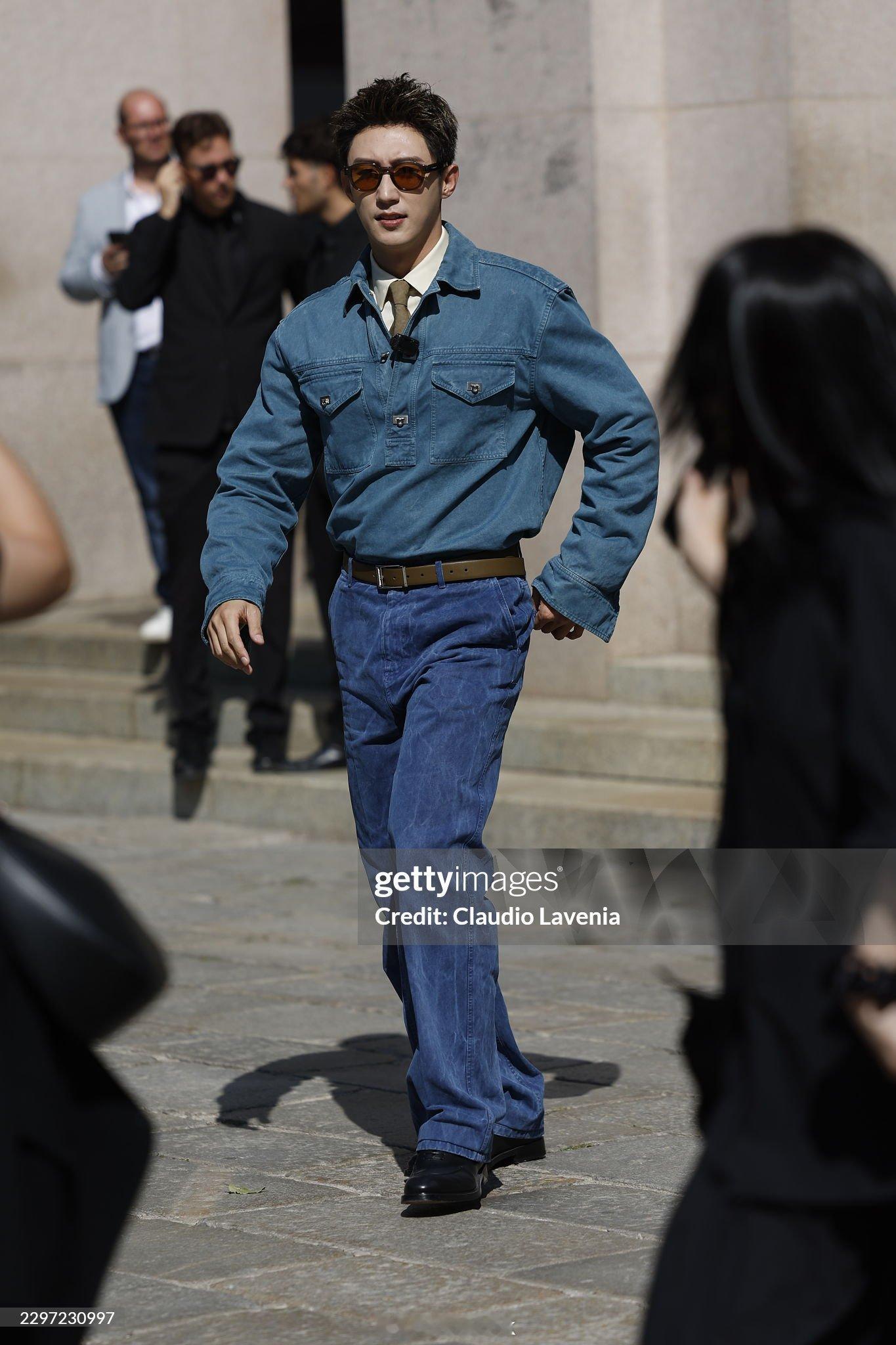 男粉在米兰超大声向黄景瑜表白米兰男粉现场大声表白黄景瑜，还在线催事业，喊话多多接