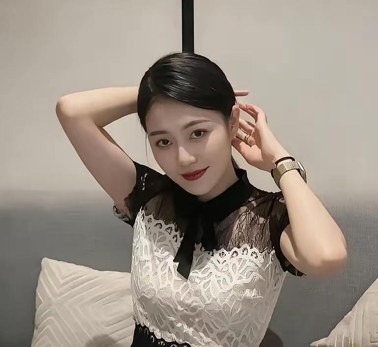 河南郑州这出轨的女行政人员确实长得漂亮，身材也好，而且出轨的各种因素也是拉满了。