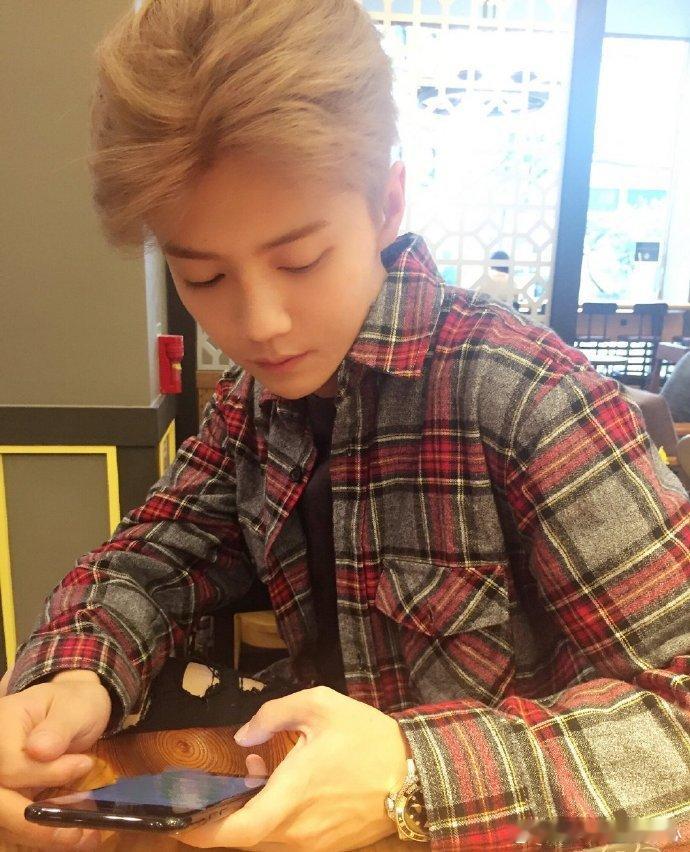 1.鹿晗经过了一段时间摆烂，最近倒是主动对接了不少商务资源，身边人都调侃他终于走