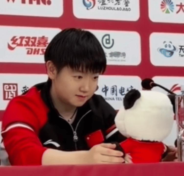 为何深情凝视小熊猫 