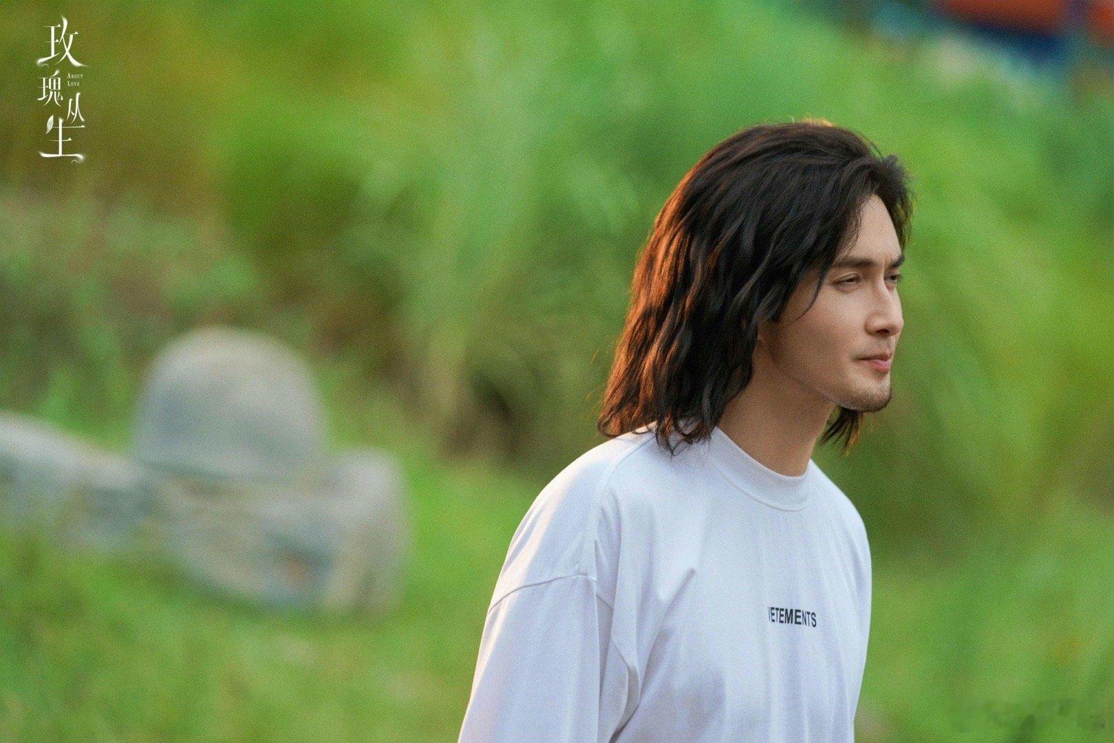 第一次在现代剧看到高伟光留长发 高伟光新造型颠覆印象！《玫瑰丛生》长发艺术家老宫