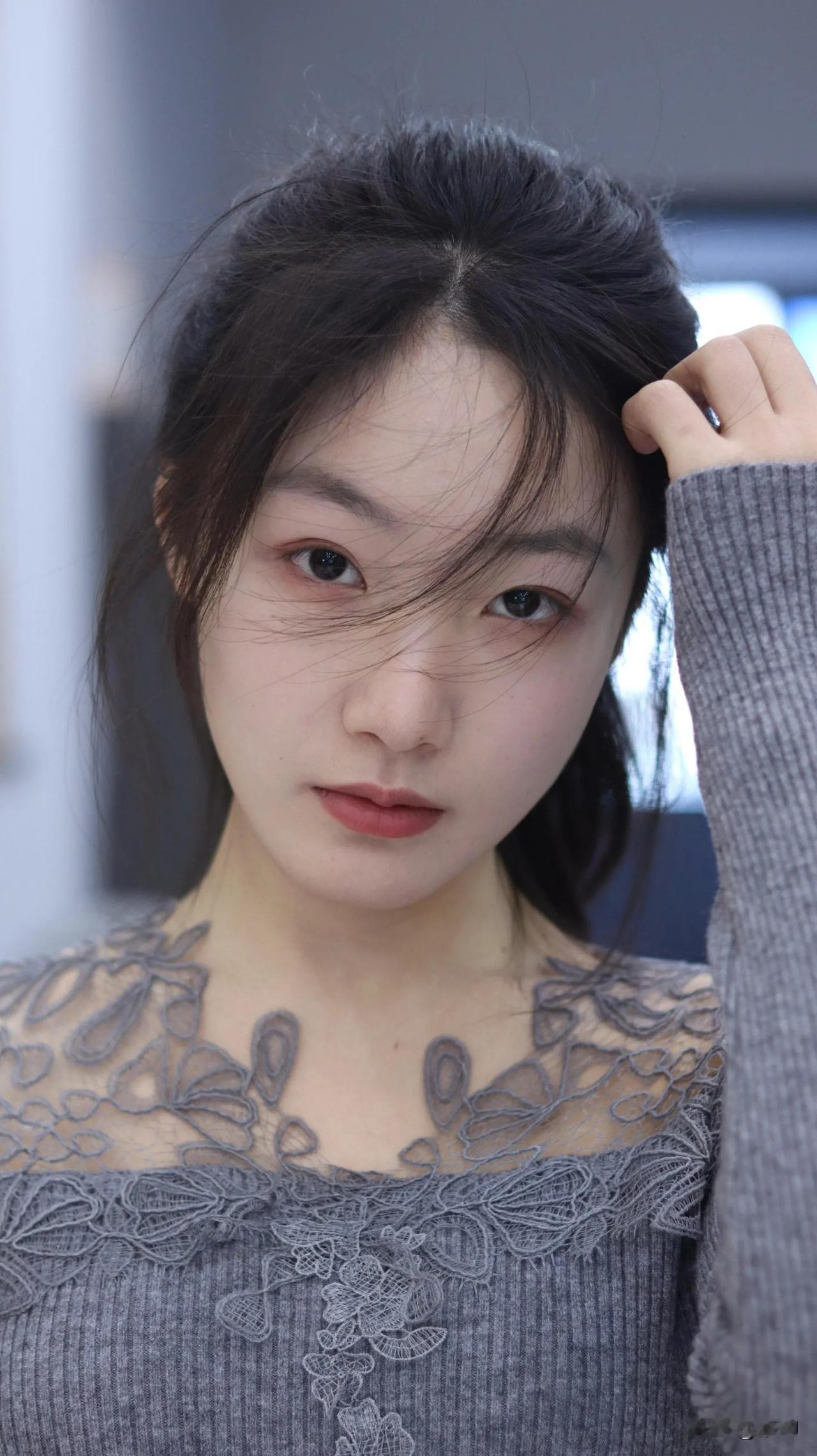 我形容你
是生命中的一道淤青
这一生全是伤 是你给我疗了伤 我也伤痕累累 磕碰淤