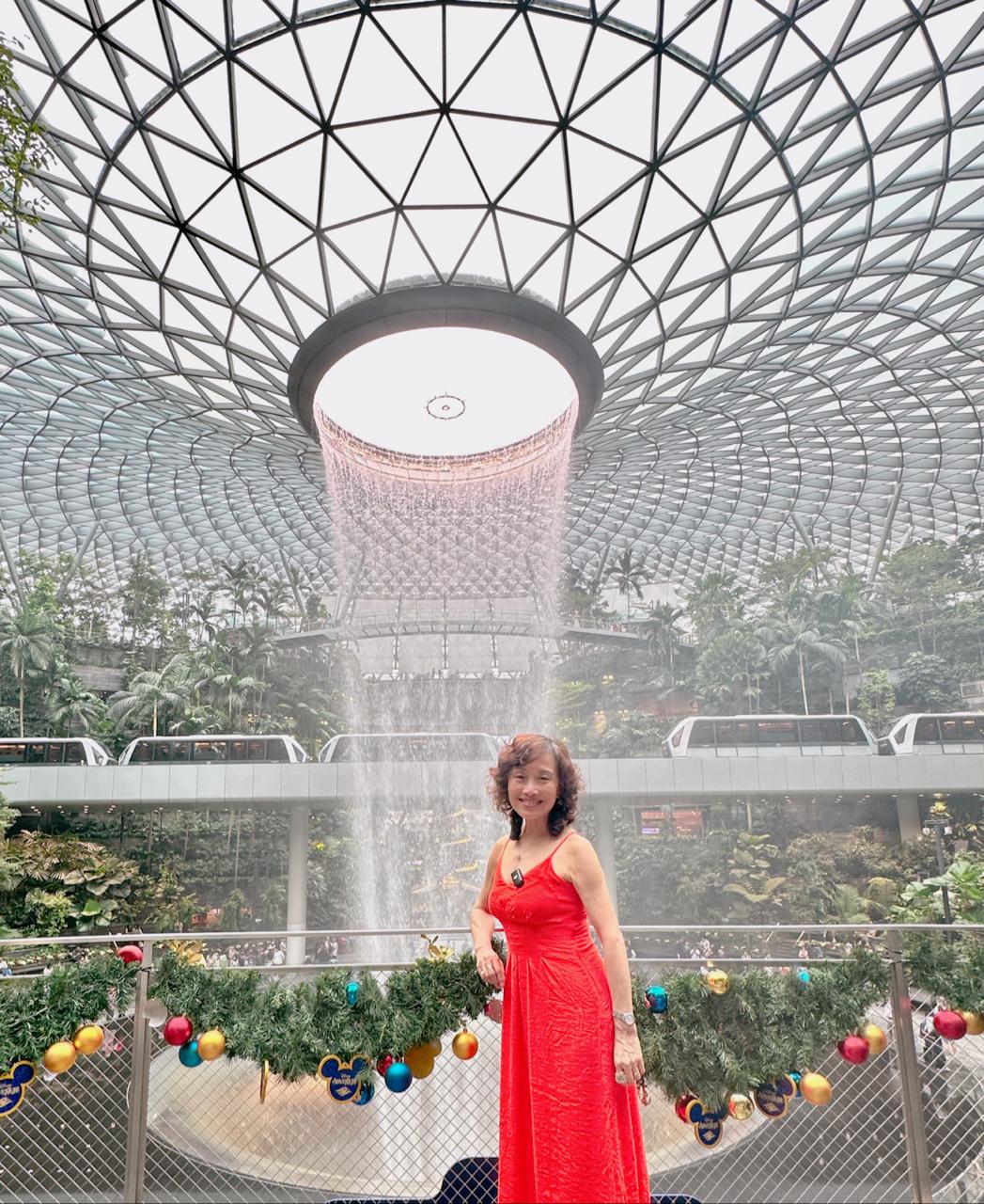 打着飞的去新加坡打卡[偷笑]先生90年代曾随公司来过这里学习参观，如今又陪我来一