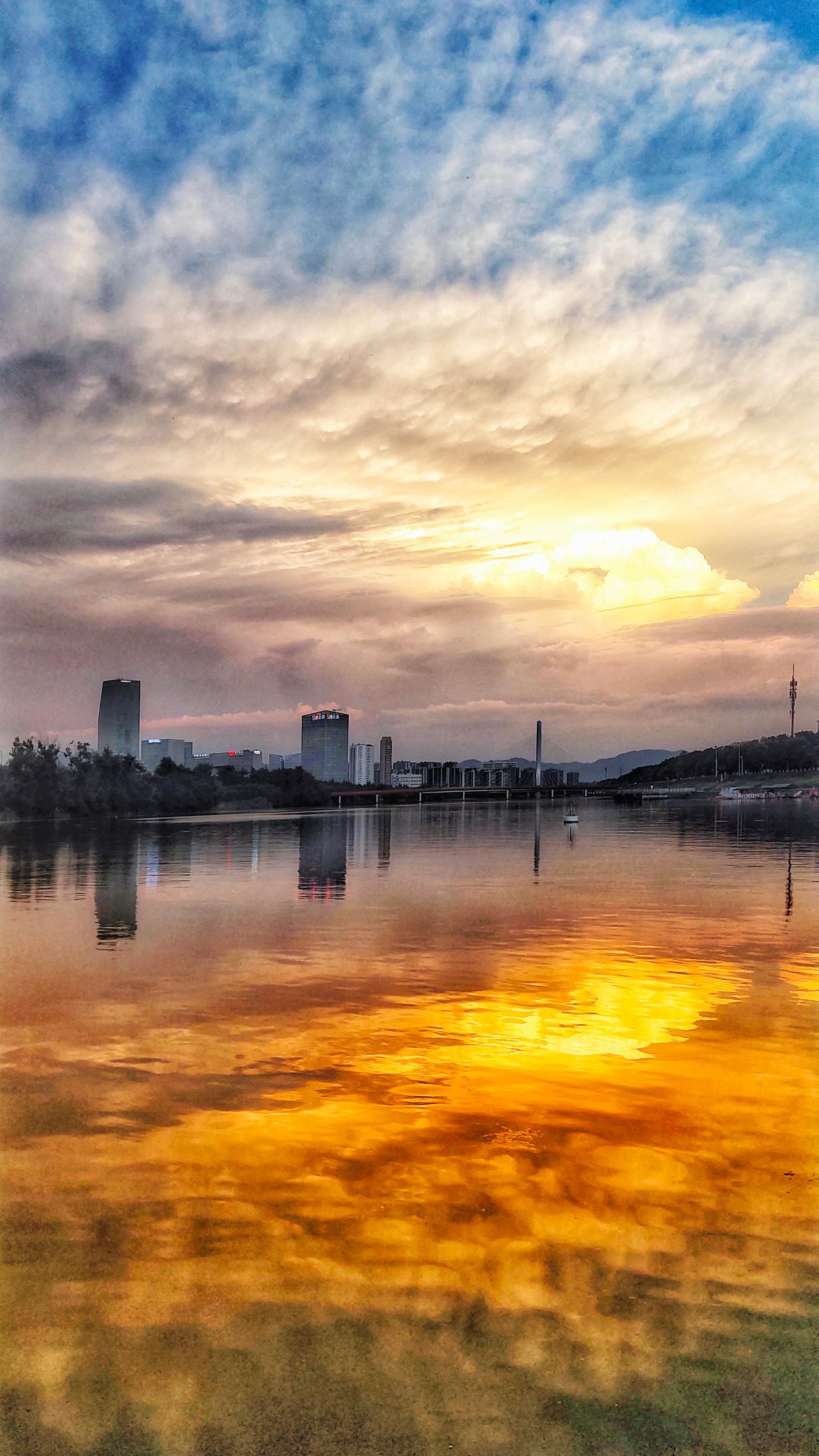 （原创）
多姿多彩的夕阳下
写意我的江南故乡婺州古城……