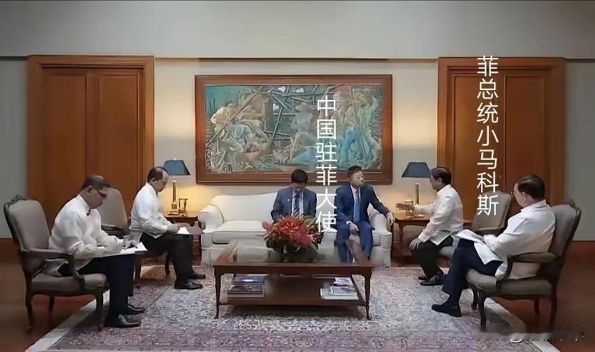 有点儿意外，这样的座位安排不符合通常的做派，菲律宾总统小马科斯对华屡屡挑衅，而这