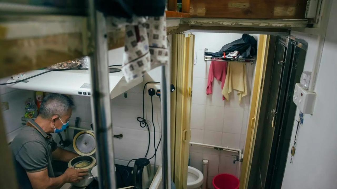 港府为了改善劏房住户，包括天台住户，把这些劣质住所归纳为“不适切居所”。

然后