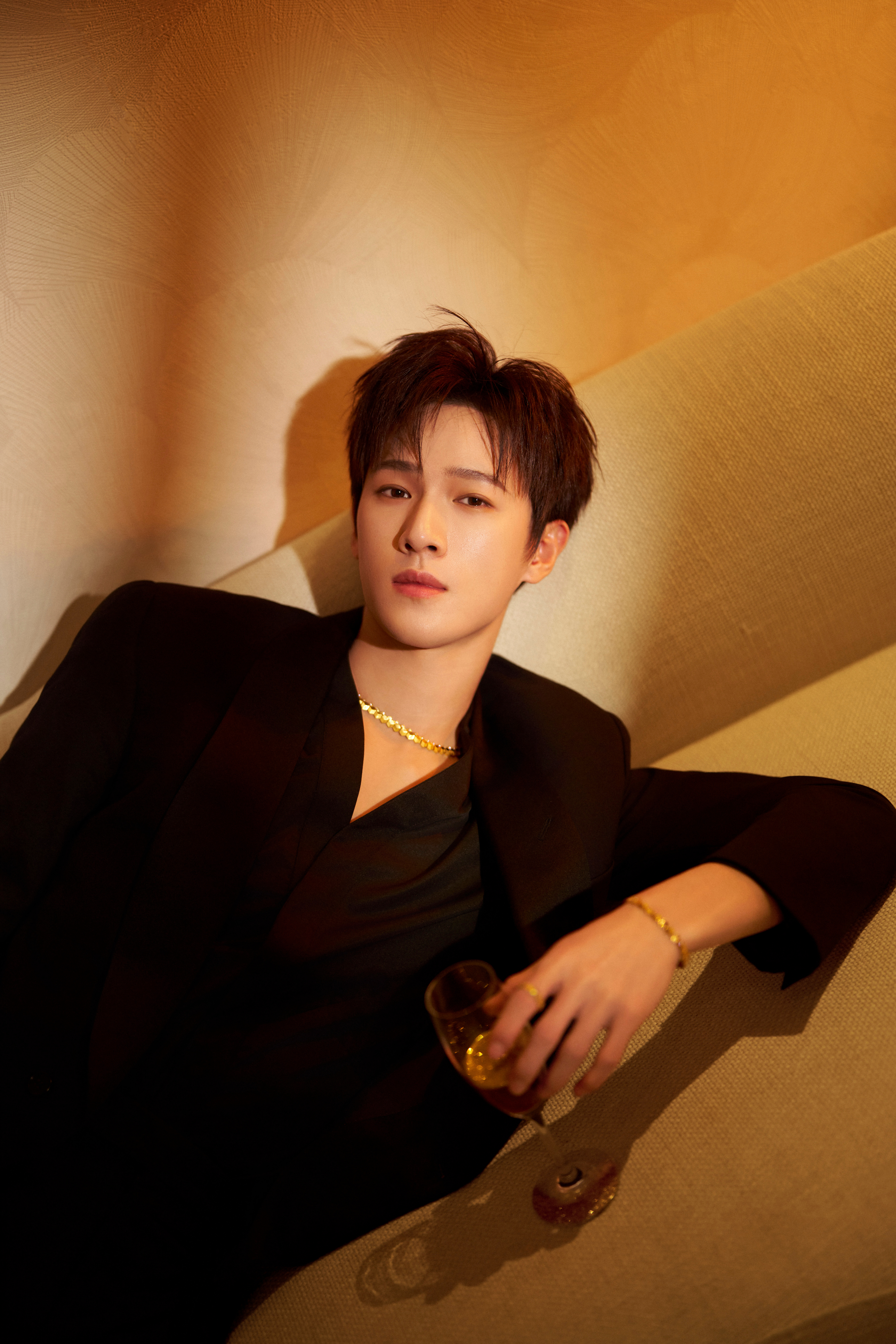 李昀锐 × 今日周大福线下活动Look ，一身纯黑西服套装亮相，金链子在小林身上