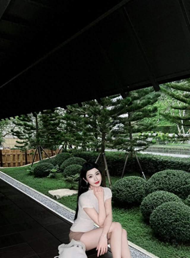 南方航空空姐刘婵上半身是端庄空乘下半身直接解锁腿精模式