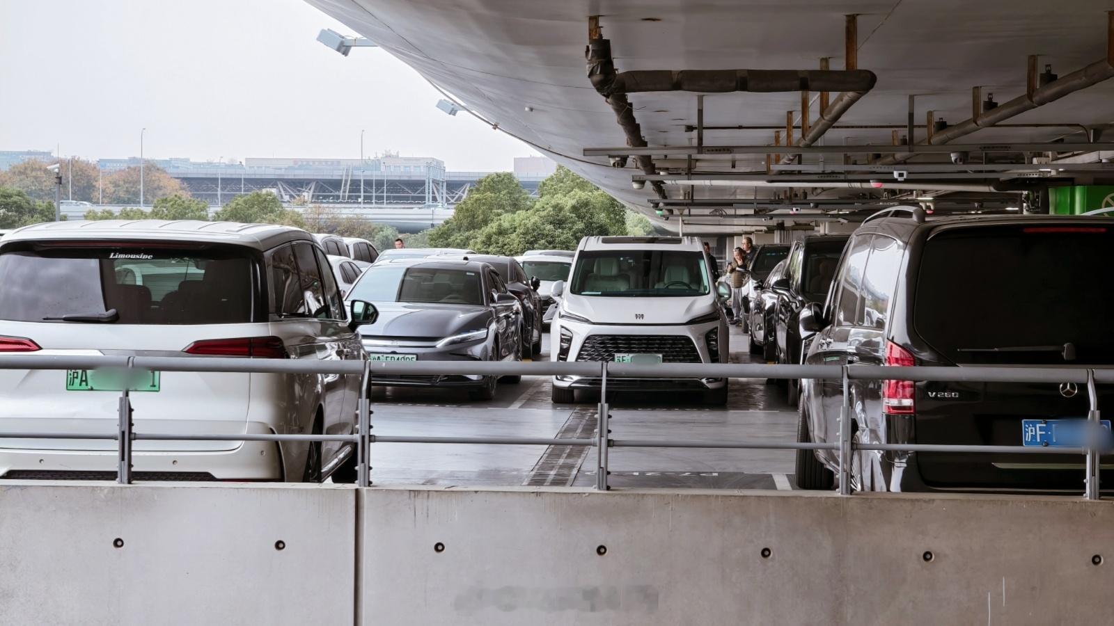 三张图把SHA停车场趴活的MPV一网打尽，别着急说没有某款车，角落里一定找得到汽