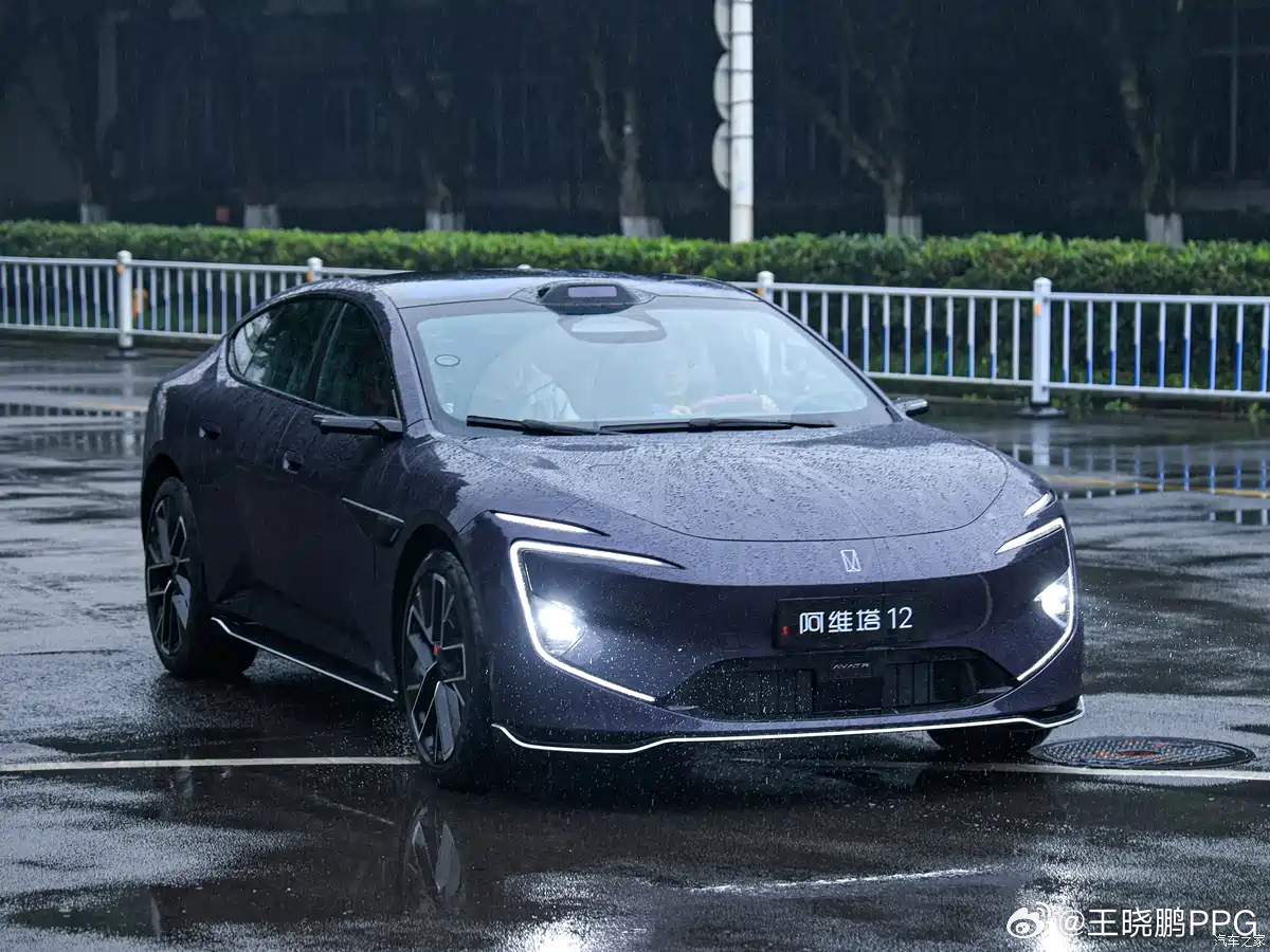 阿维塔是国内唯一后排挖坑提升乘坐舒适度的车型吧，造型是真好看 