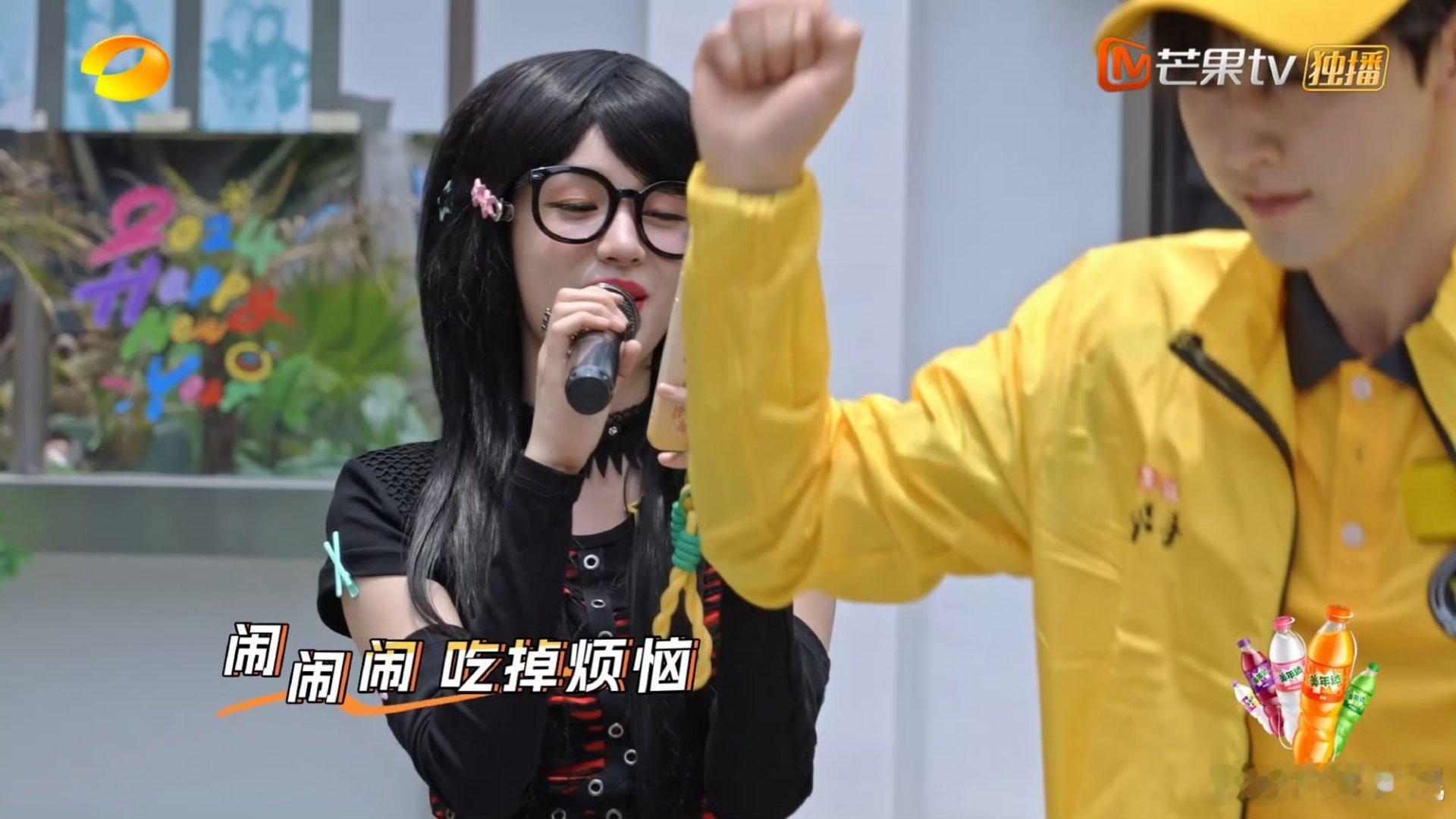 #周也郭俊辰勇闯街头唱跳圈##周也郭俊辰出道首舞台#我一票你一票，你两明天去出道