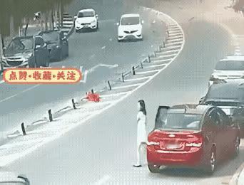 又走神儿了一个！
开车的肯定是又看花眼儿了，这女的咋这么漂亮来，看看这身材，这小