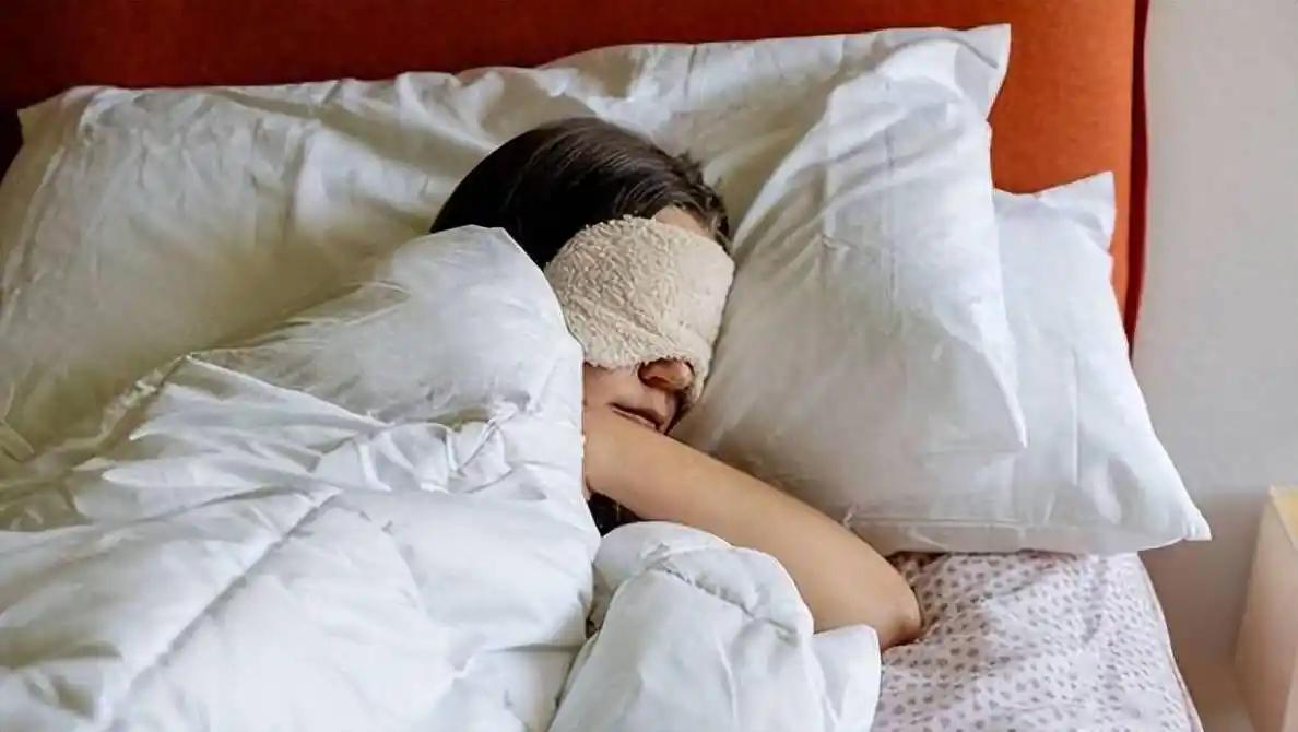为什么熬完夜睡懒觉就能补回来？看睡眠要看门道，根本不是 “睡够 8 小时” 这么
