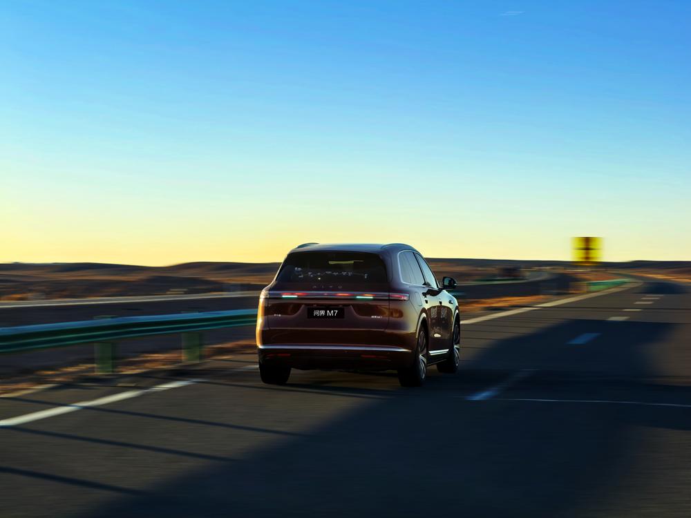 家庭的第二空间，如何被重新定义？
对于许多家庭而言，汽车早已超越了从A点到B点的