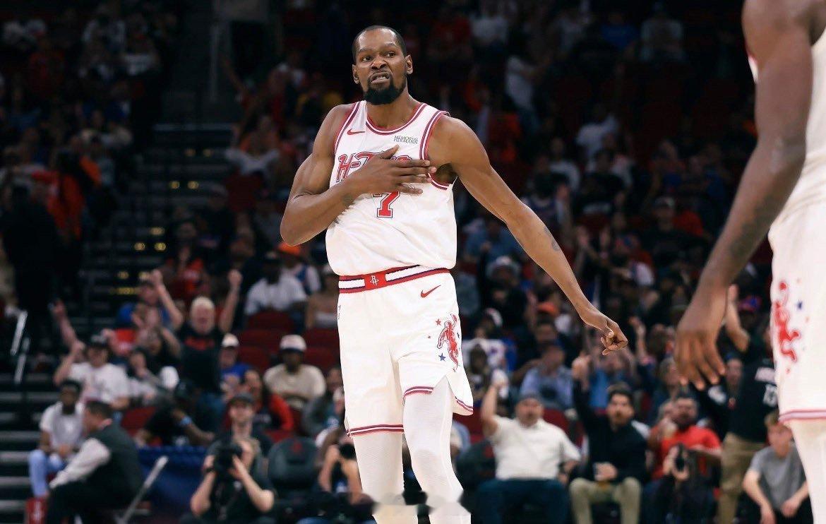 乌度卡今天接受采访表示，杜兰特仍在接受治疗，他第四场比赛的出战状态目前尚不明确。