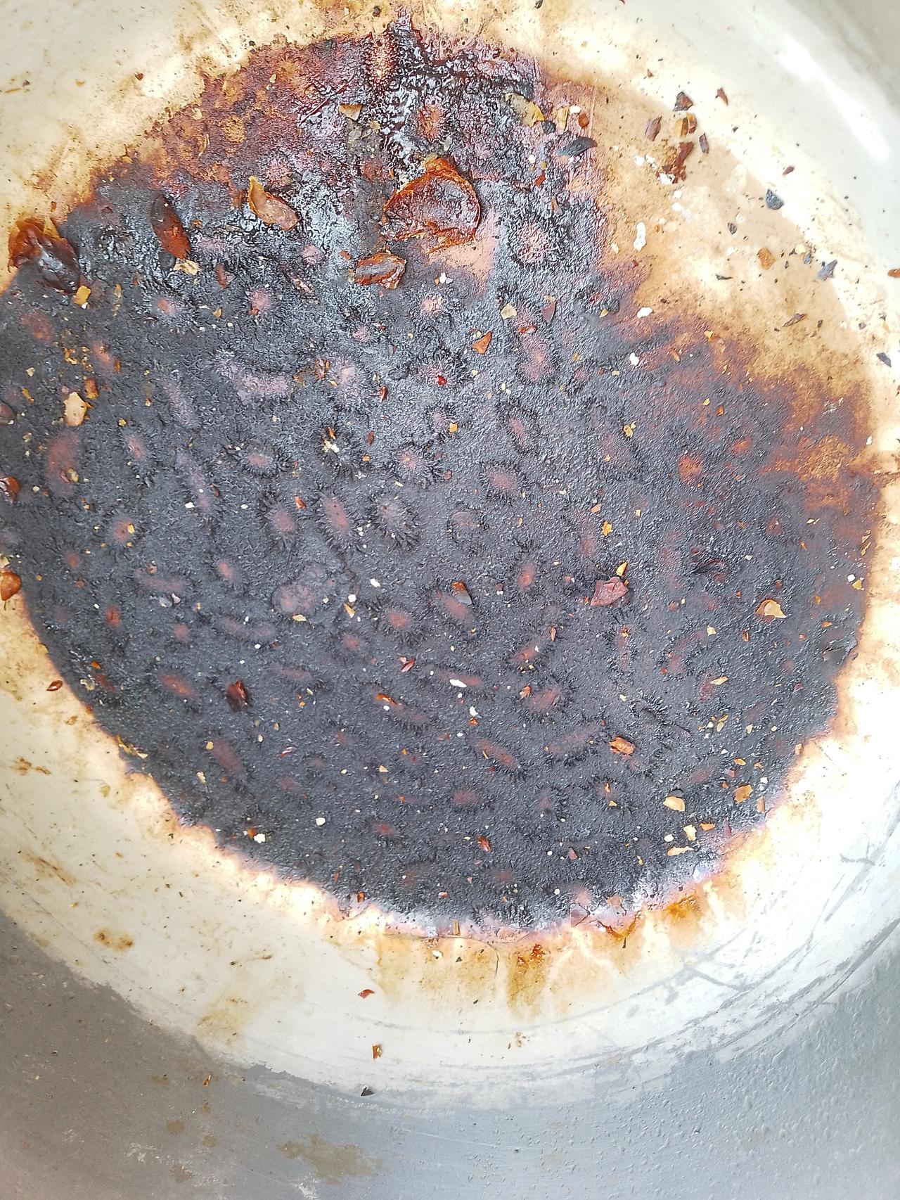 烦死啦，想炖个白豆吃，结果光顾着愁事儿，锅都烧干了。都说“穷人事儿多”，这话真是