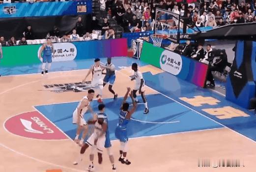 贝利融入北京，北京新外援贝利打的不错，投篮弹无虚发找到感觉



北京新援贝利越