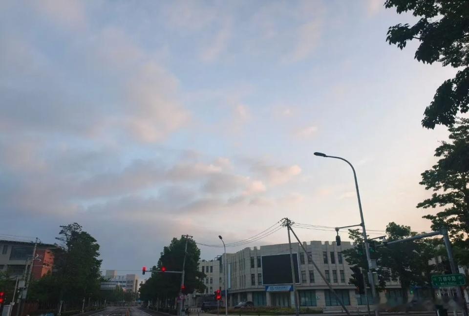 a股分化结构性牛市仍然会继续推进！马上进入半年报预报期，科技类，新兴战略产业的业